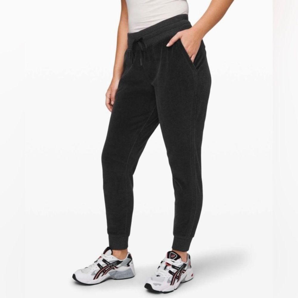 Lululemon Warm Down Black Velour Athleisure Jogger Pants Women’s Size 8